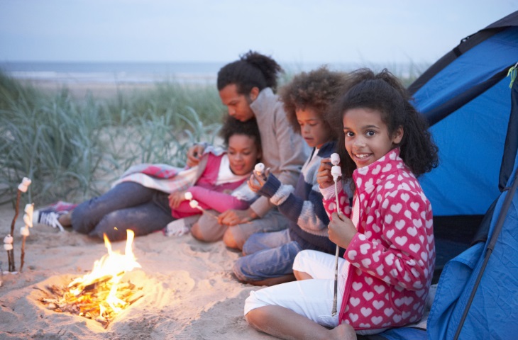 family camping on the beach_etol