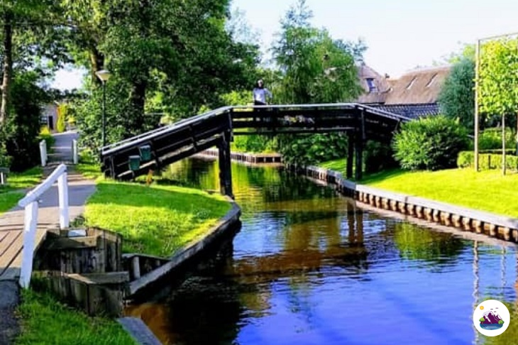 Giethoorn Village Netherlands_the city with no roads_photo by Sally
