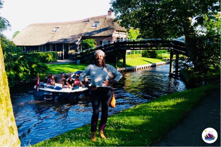 Giethoorn Village boat tour on canal